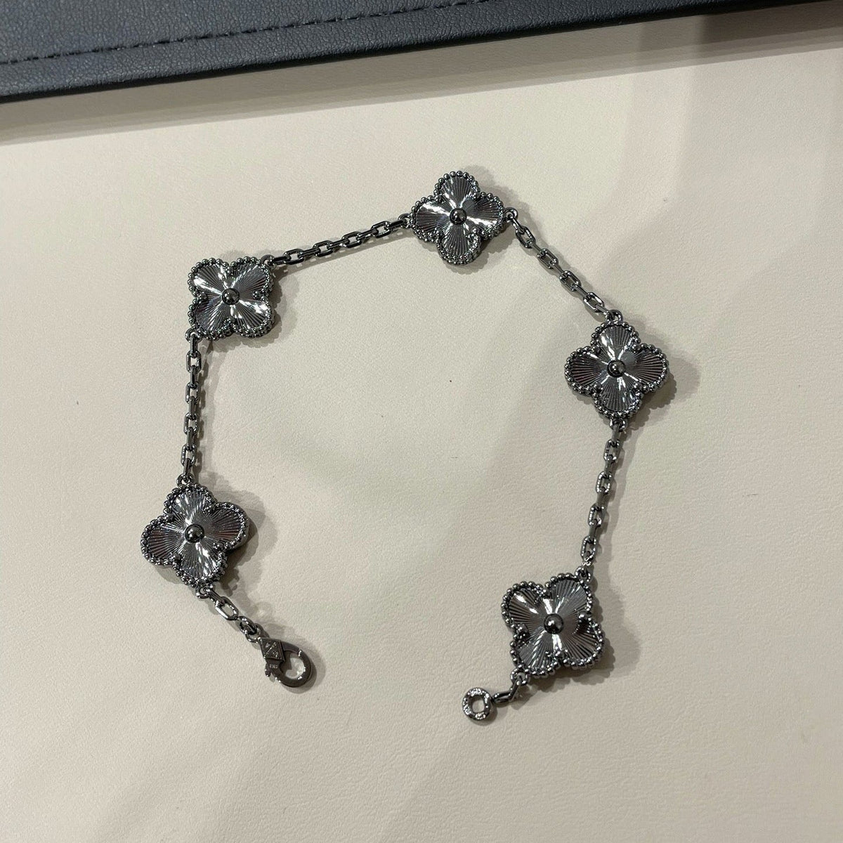 [MIRA]New CLOVER 5 MOTIF BLACK BRACELET