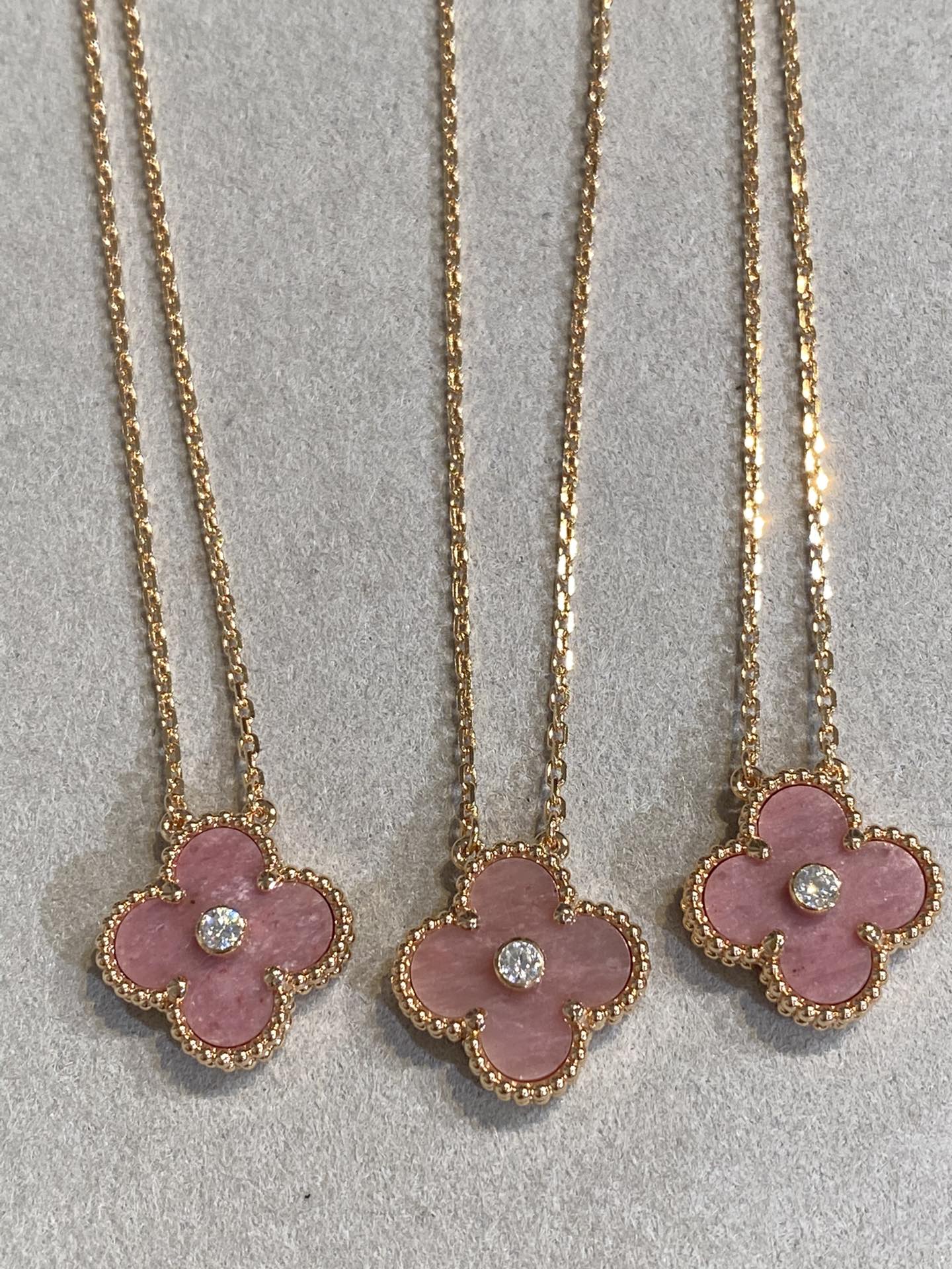 ??MIRA?¡¥CLOVER 15MM DIAMOND RHODONITE NECKLACE