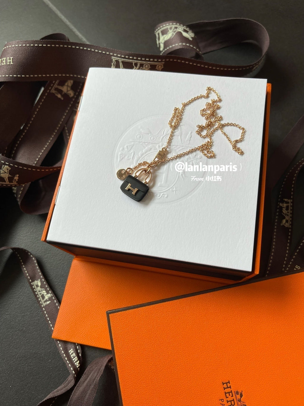 ??MIRA?¡¥CONSTANCE BLACK PEDANT PINK GOLD NECKLACE