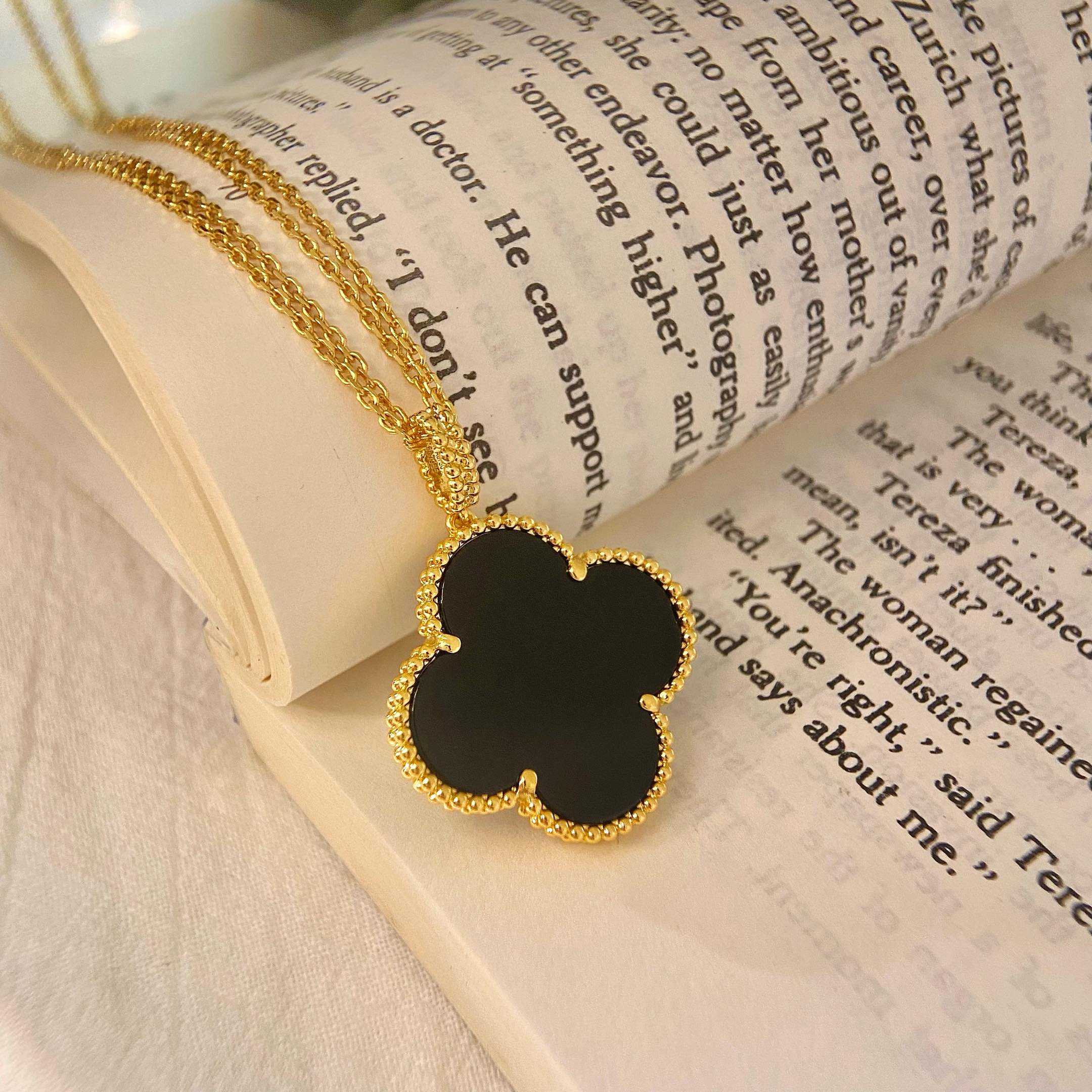 ??MIRA?¡¥CLOVER 25MM NECKLACE GOLD ONYX