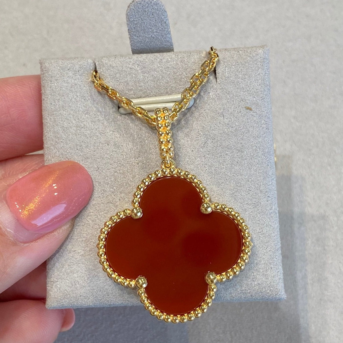 ??MIRA?¡¥CLOVER 25MM NECKLACE GOLD CARNELIAN