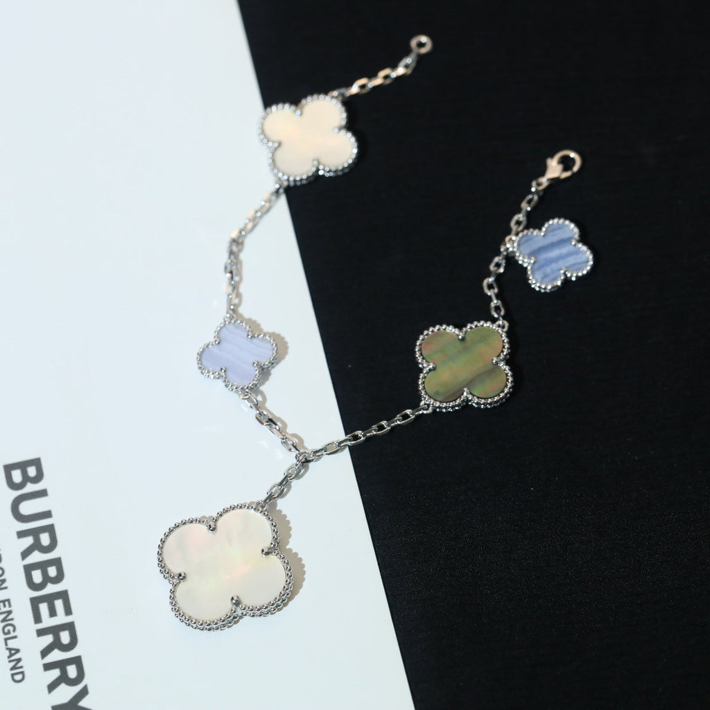 ??MIRA?¡¥CLOVER BRACELET 5 MOTIFS MOP CHALCEDONY SILVER