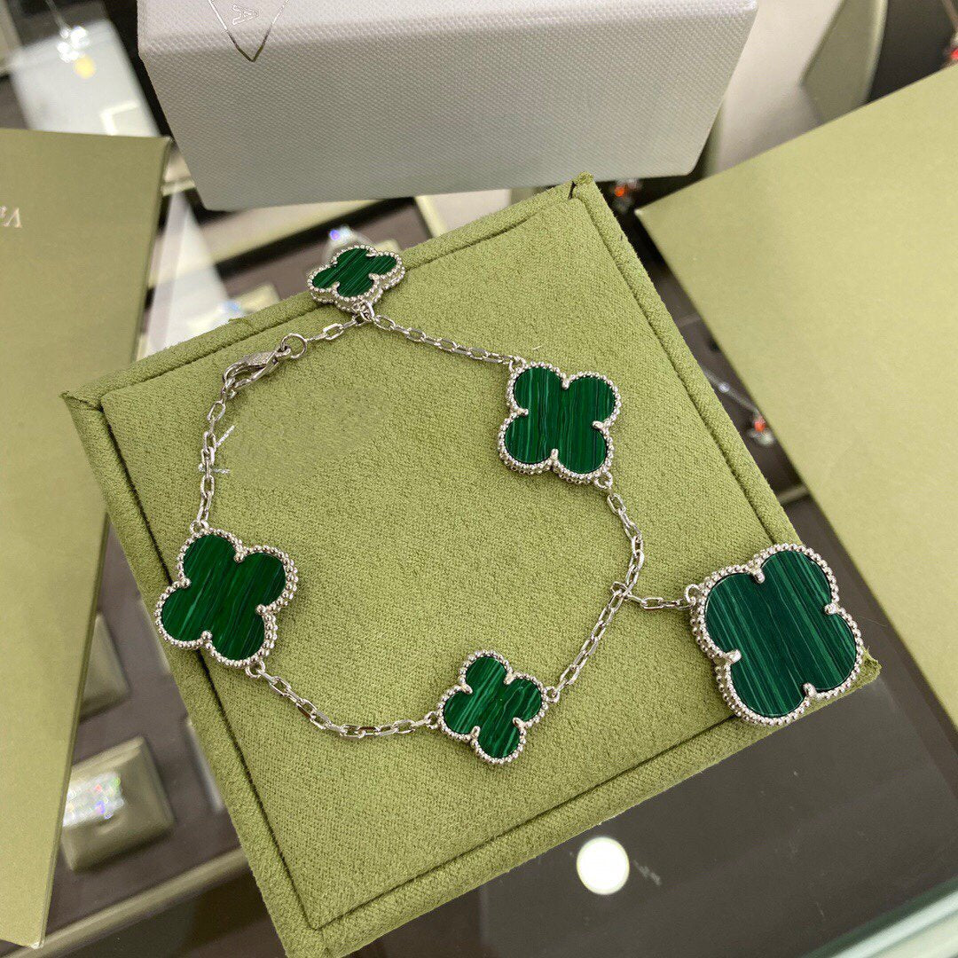 ??MIRA?¡¥CLOVER 5 MOTIFS SIVLER MALACHITE BRACELET
