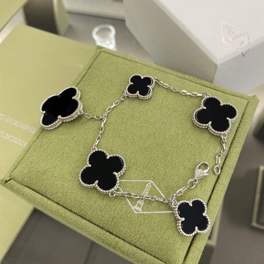 ??MIRA?¡¥CLOVER 5 MOTIFS SIVLER ONYX BRACELET