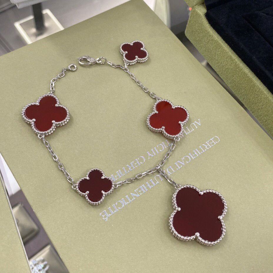 ??MIRA?¡¥CLOVER 5 MOTIFS SIVLER CARNELIAN BRACELET