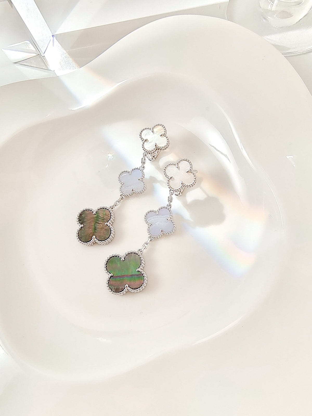 ??MIRA?¡¥CLOVER 3 MOTIFS CHALCEDONY DARK MOP SILVER EARRINGS