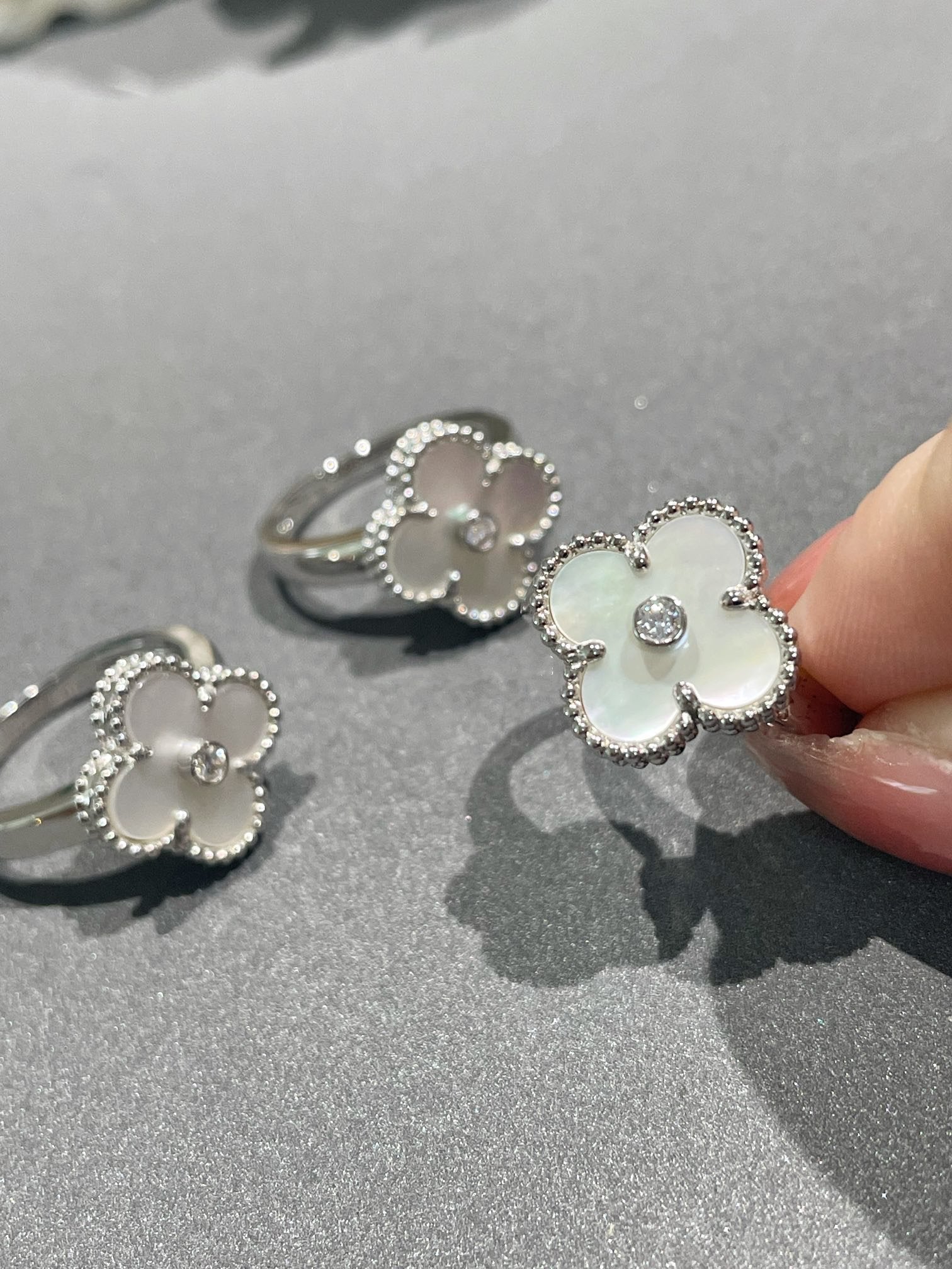 ??MIRA?¡¥CLOVER SILVER MOP DIAMOND RING