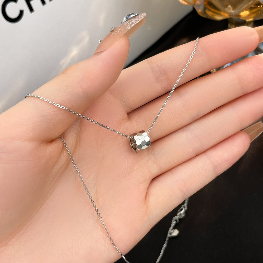 ??MIRA?¡¥BEE MINI NECKLACE