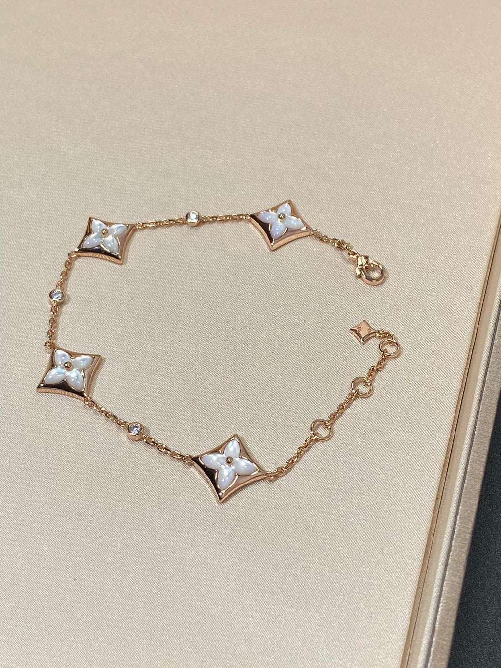 ??MIRA?¡¥STAR 4 MOTIF MOP DIAMOND PINK GOLD BRACELET