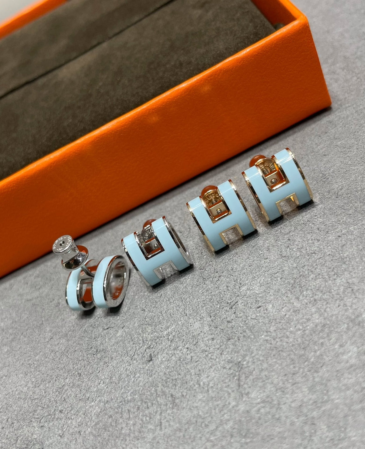 ??MIRA?¡¥POP H SKY BLUE STUD EARRINGS