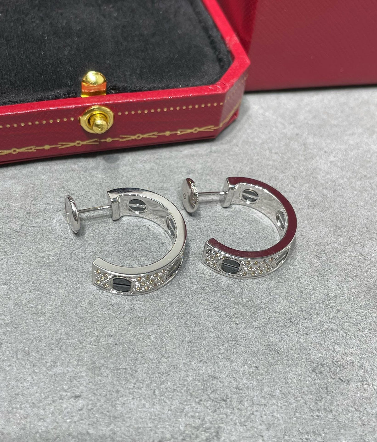 ??MIRA?¡¥LOVE CERAMIC DIAMOND PAVED SILVER EARRINGS