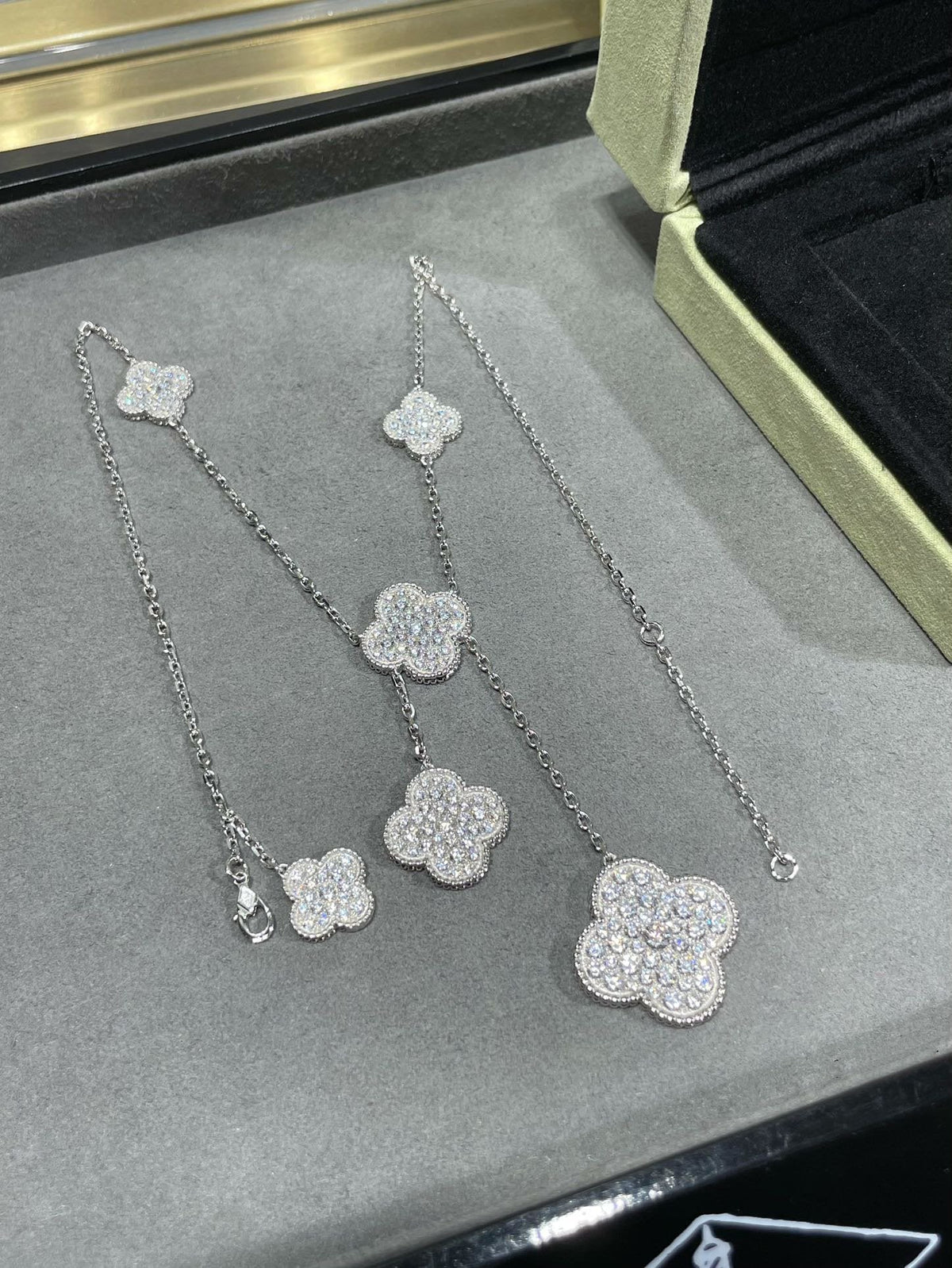 ??MIRA?¡¥CLOVER 6 MOTIF DIAMOND PAVED NECKLACE