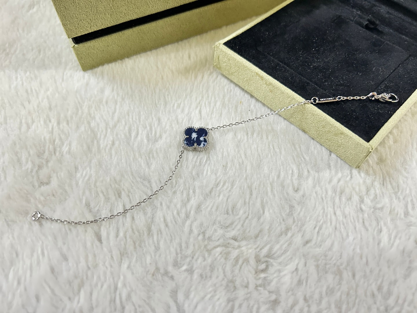 ??MIRA?¡¥CLOVER 1 MOTIF PIETERSITE BRACELET