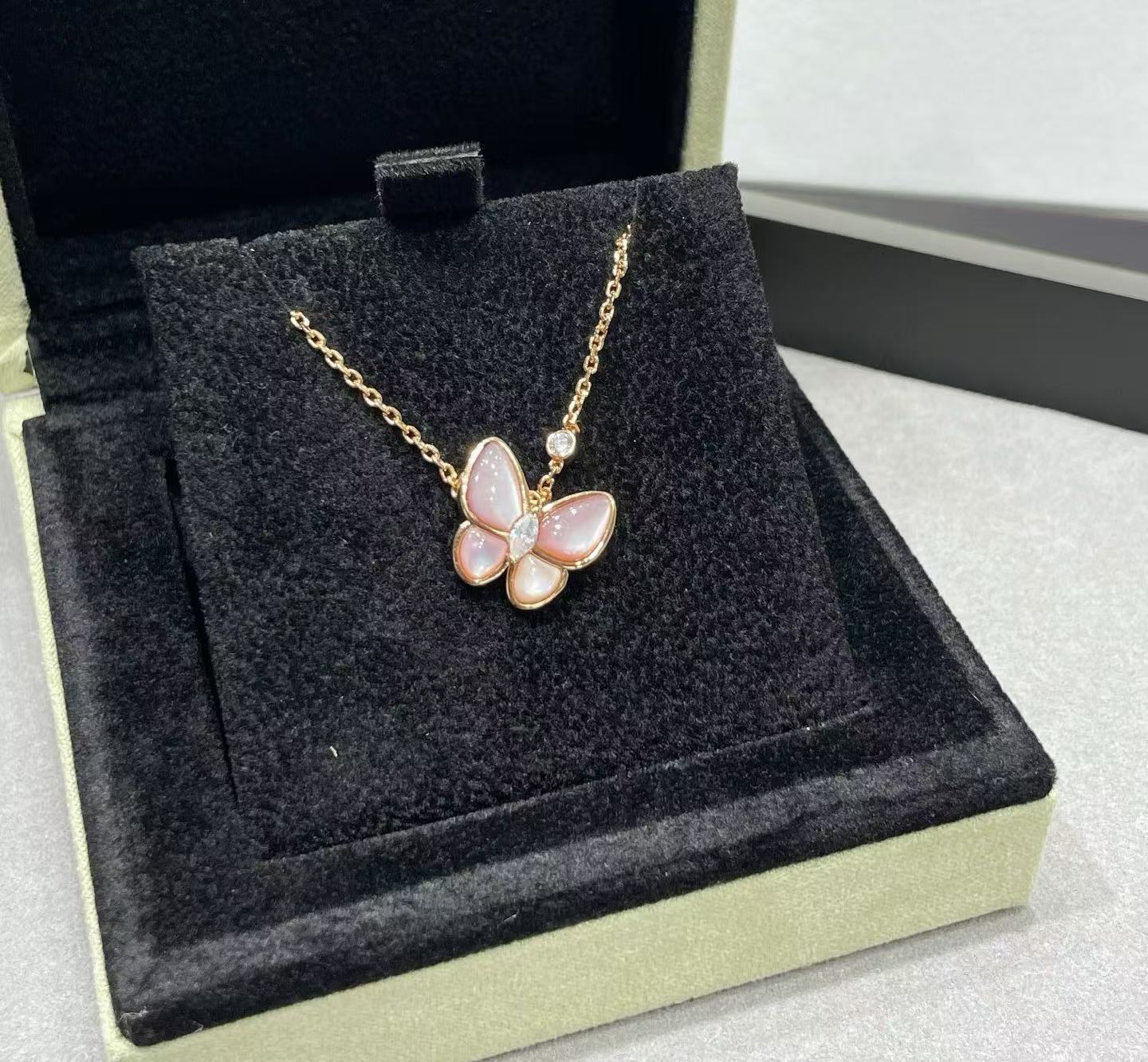 [MIRA] BUTTERFLY PINK MOTHER-OF-PEARL DIAMOND NECKLACE