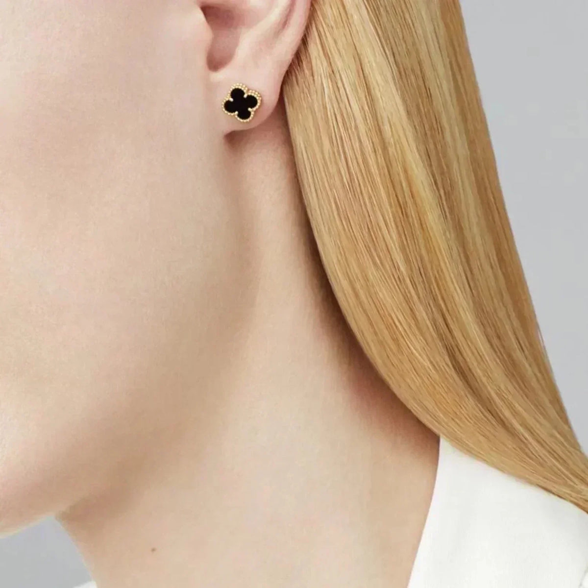??MIRA?¡¥CLOVER MINI 9.5MM BLACK MOP EARRINGS