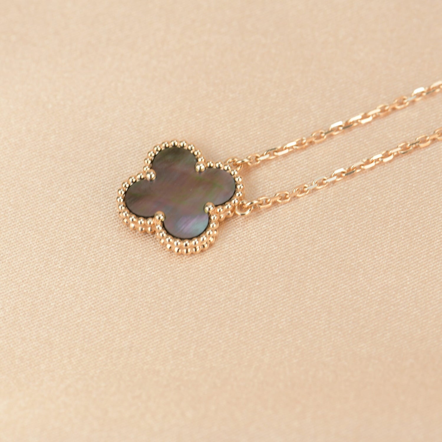 ??MIRA?¡¥CLOVER 15MM  GRAY MOTHER OF PEARL NECKLACE