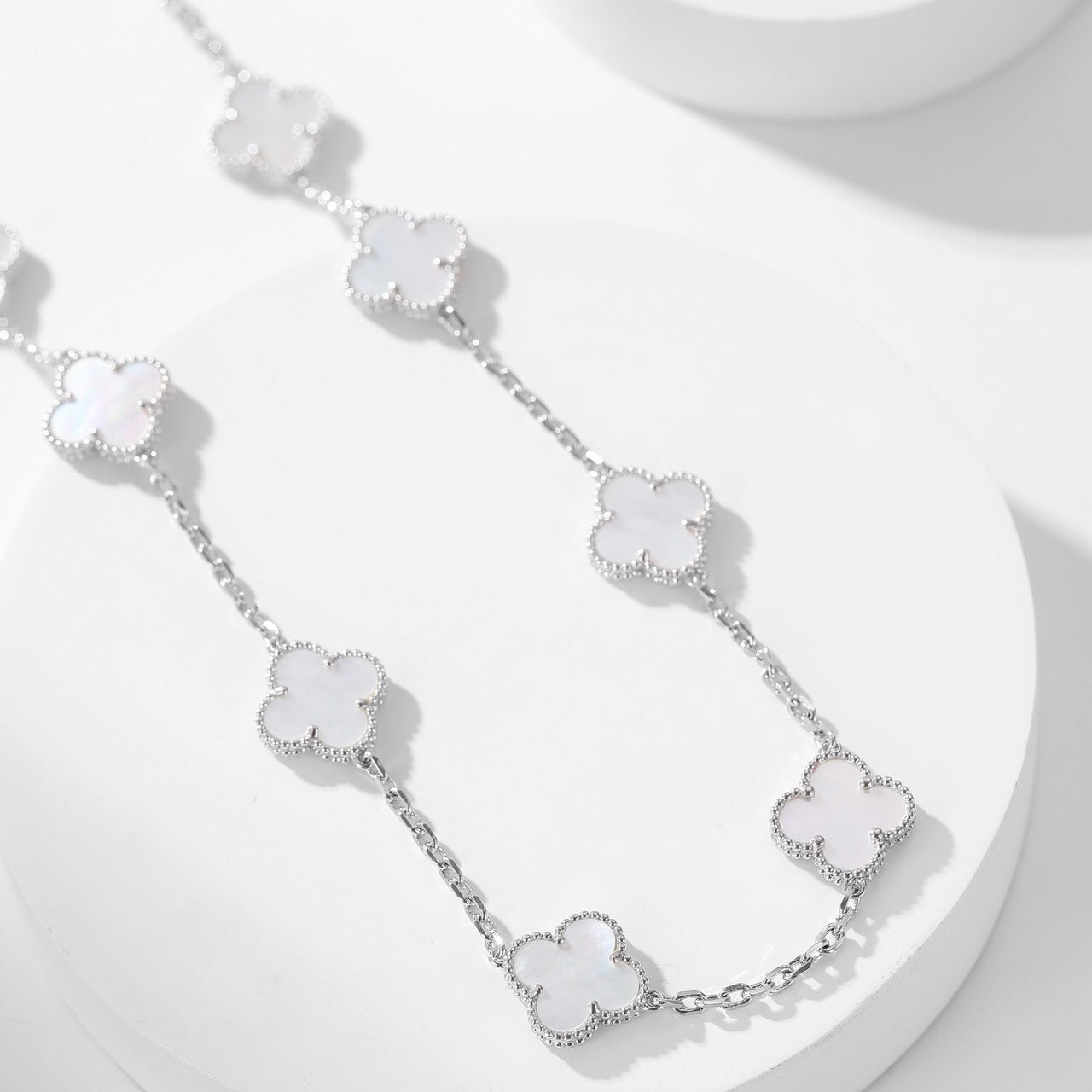 ??MIRA?¡¥CLOVER 10 MOTIFS WHITE MOTHER OF PEARL NECKLACE