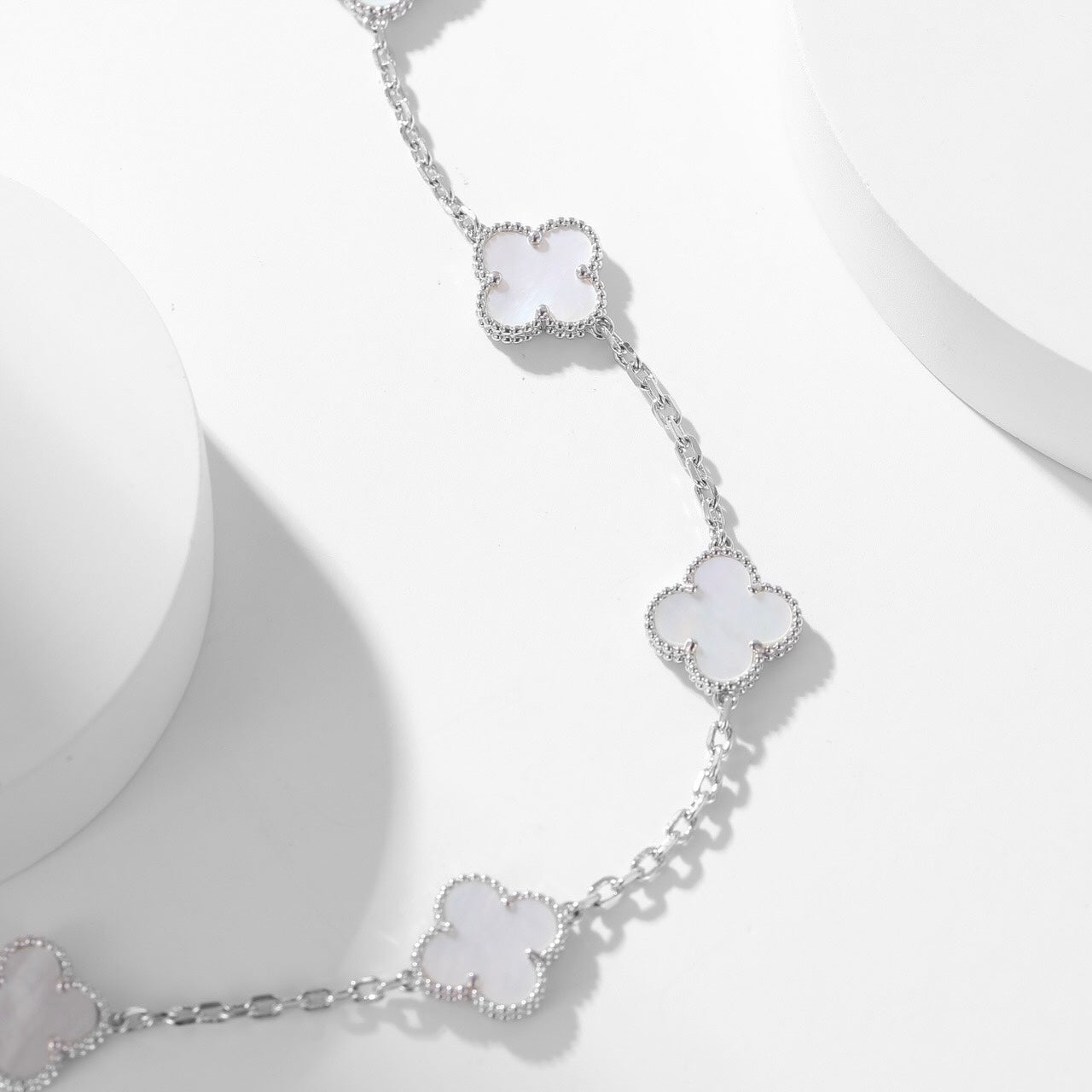 ??MIRA?¡¥CLOVER 10 MOTIFS WHITE MOTHER OF PEARL NECKLACE