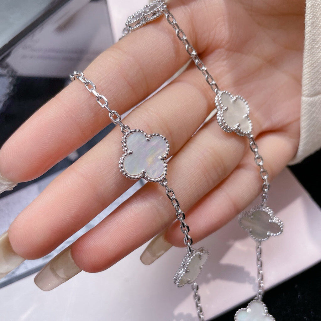 ??MIRA?¡¥CLOVER 10 MOTIFS WHITE MOTHER OF PEARL NECKLACE