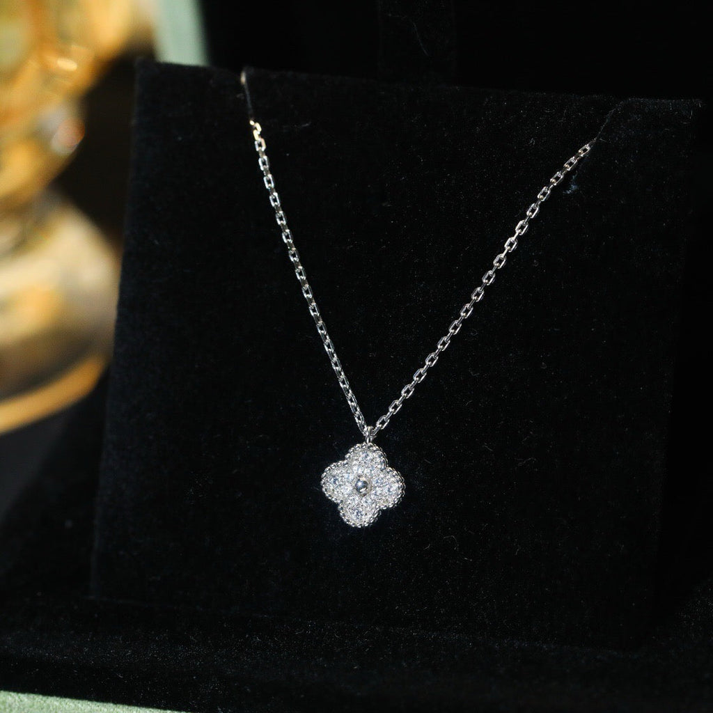 ??MIRA?¡¥CLOVER MINI 9.5MM PENDANT DIAMOND NECKLACE