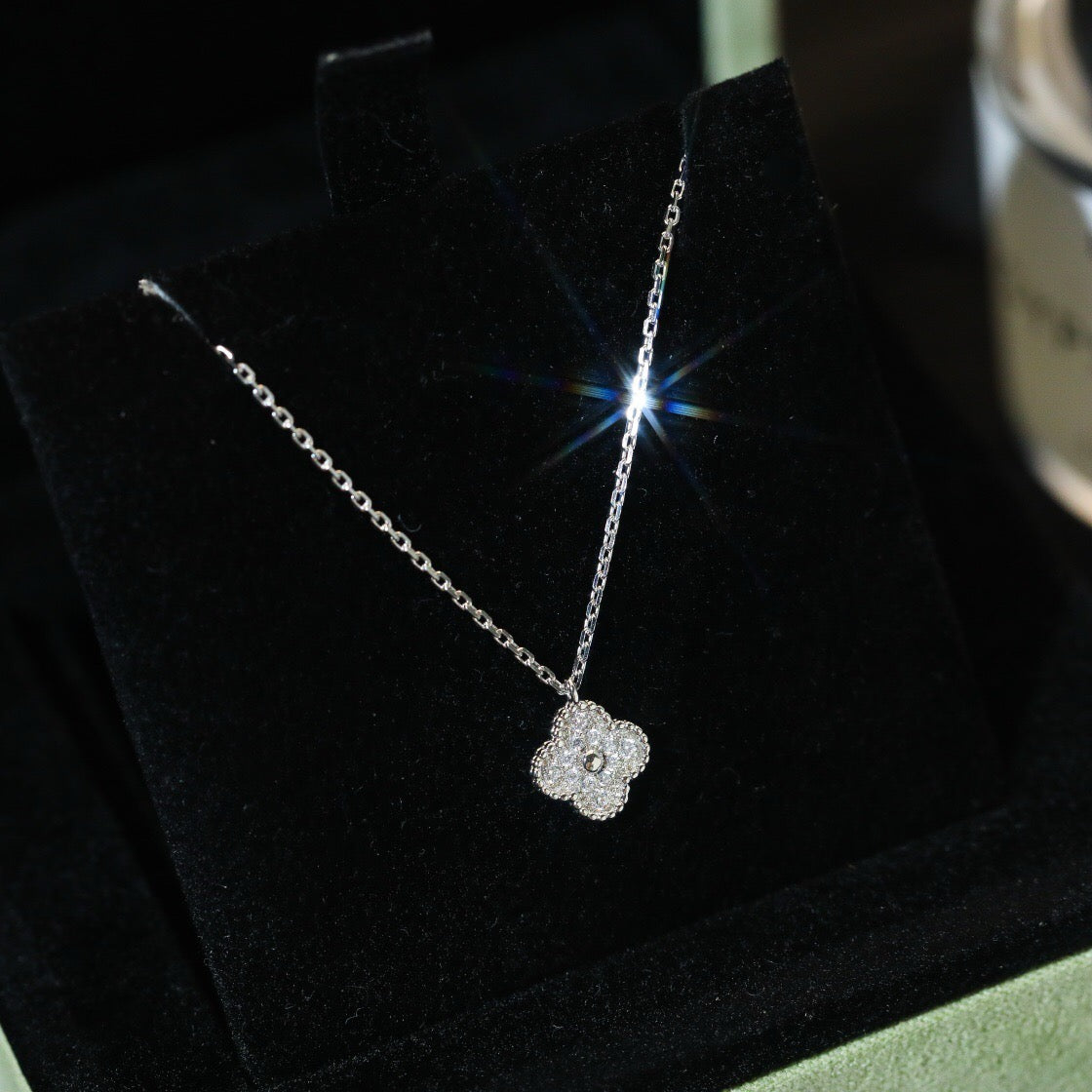 ??MIRA?¡¥CLOVER MINI 9.5MM PENDANT DIAMOND NECKLACE