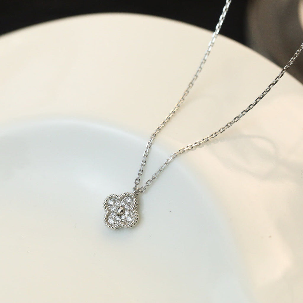 ??MIRA?¡¥CLOVER MINI 9.5MM PENDANT DIAMOND NECKLACE