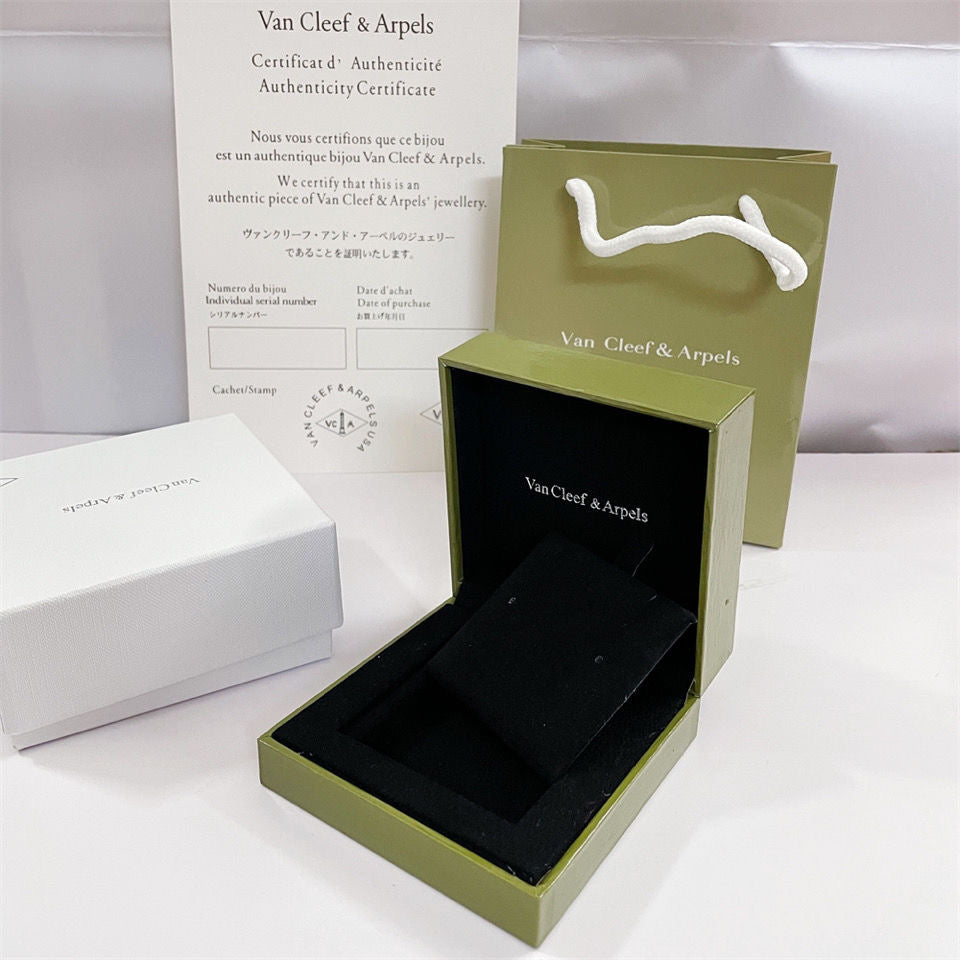 ??MIRA?¡¥VA CLOVER BRACELET NECKLACE RING BOX GIFT BAG