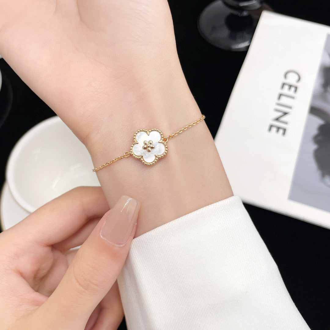 ??MIRA?¡¥LUCKY WHITE MOP PLUM BLOSSOM  BRACELET