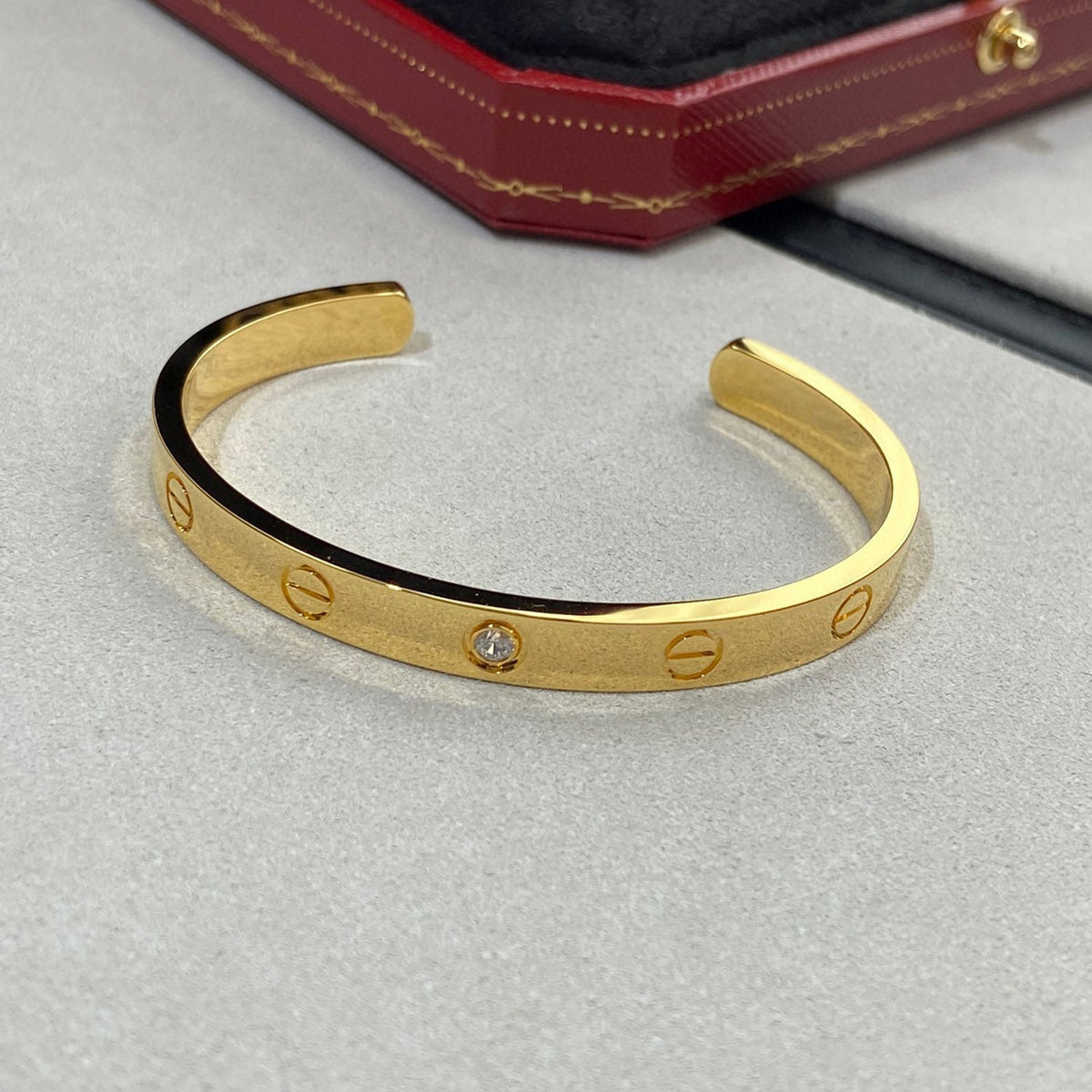 ??MIRA?¡¥LOVE BRACELET 6.1MM 1 DIAMOND OPEN CUFF