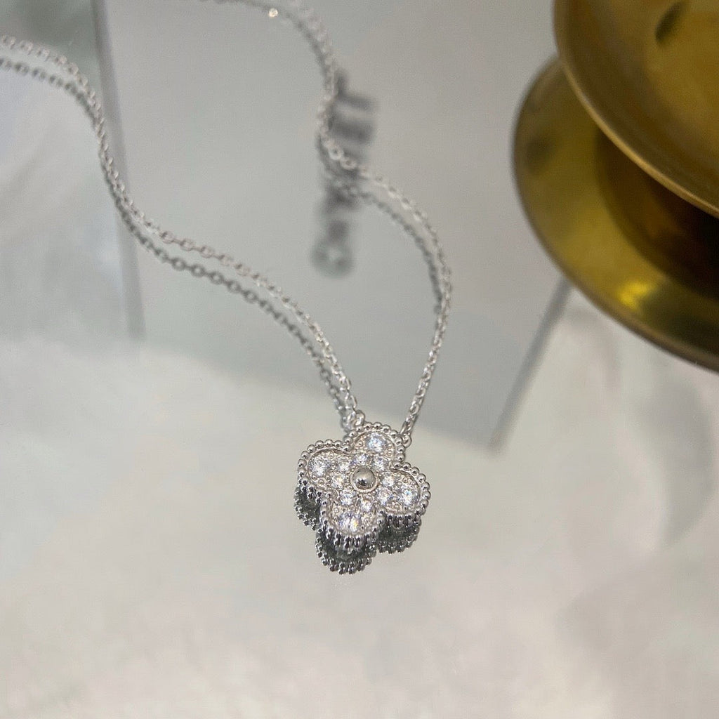 ??MIRA?¡¥CLOVER 15MM DIAMOND SINGLE FLOWER NECKLACE