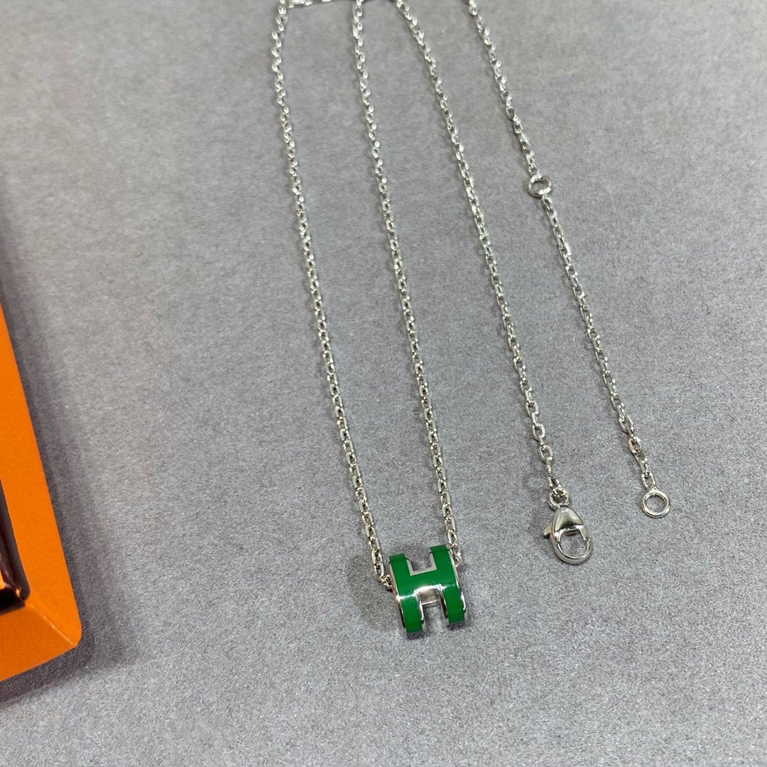 ??MIRA?¡¥POP H GREEN NECKLACE SILVER AND GOLD