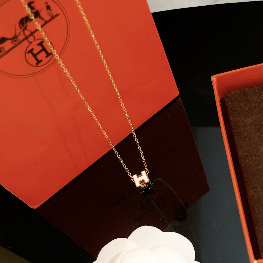 ??MIRA?¡¥H WHITE SQUARE GOLD NECKLACE