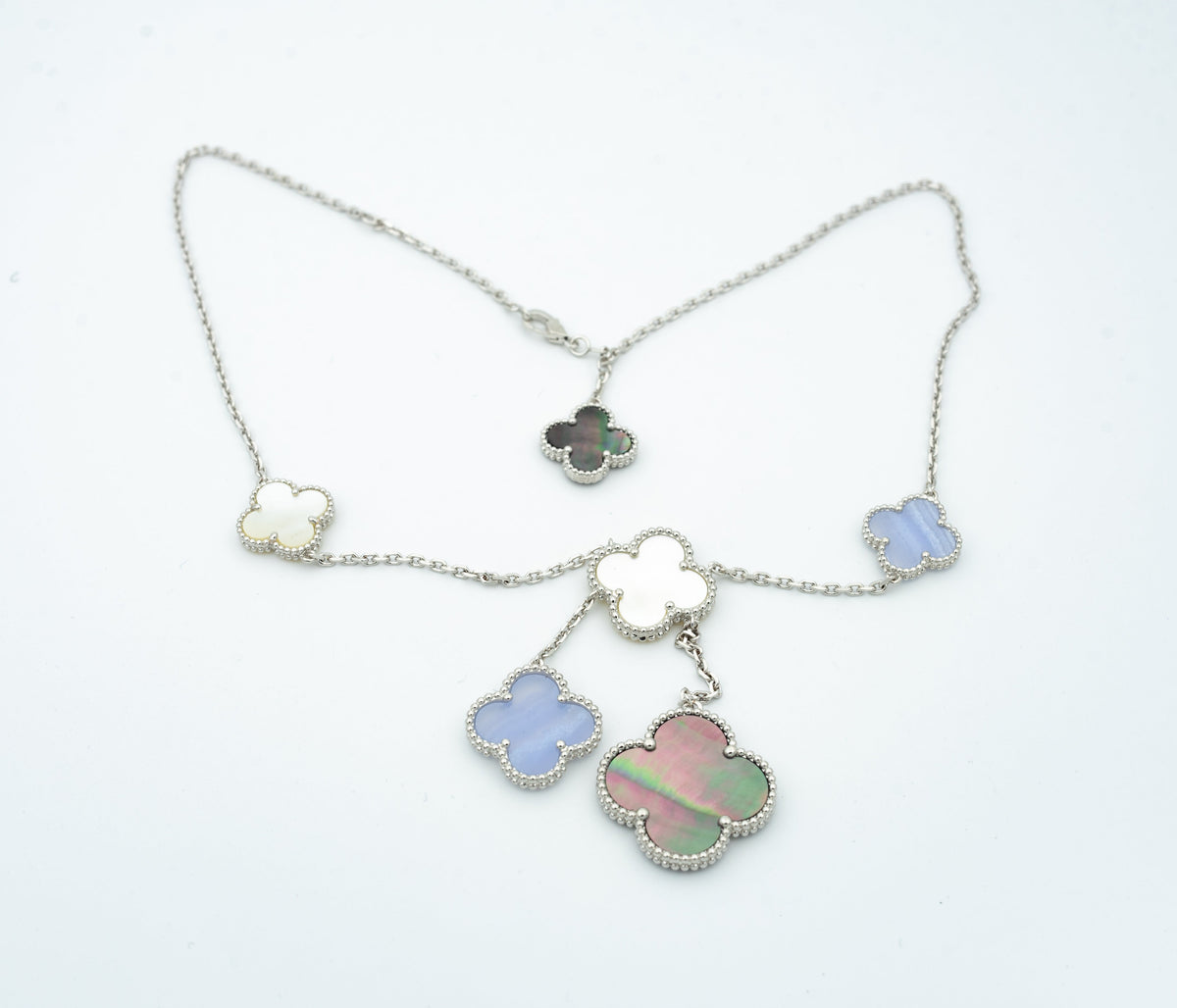 ??MIRA?¡¥CLOVER MOP CHALCEDONY NECKLACE SILVER 6 MOTIF