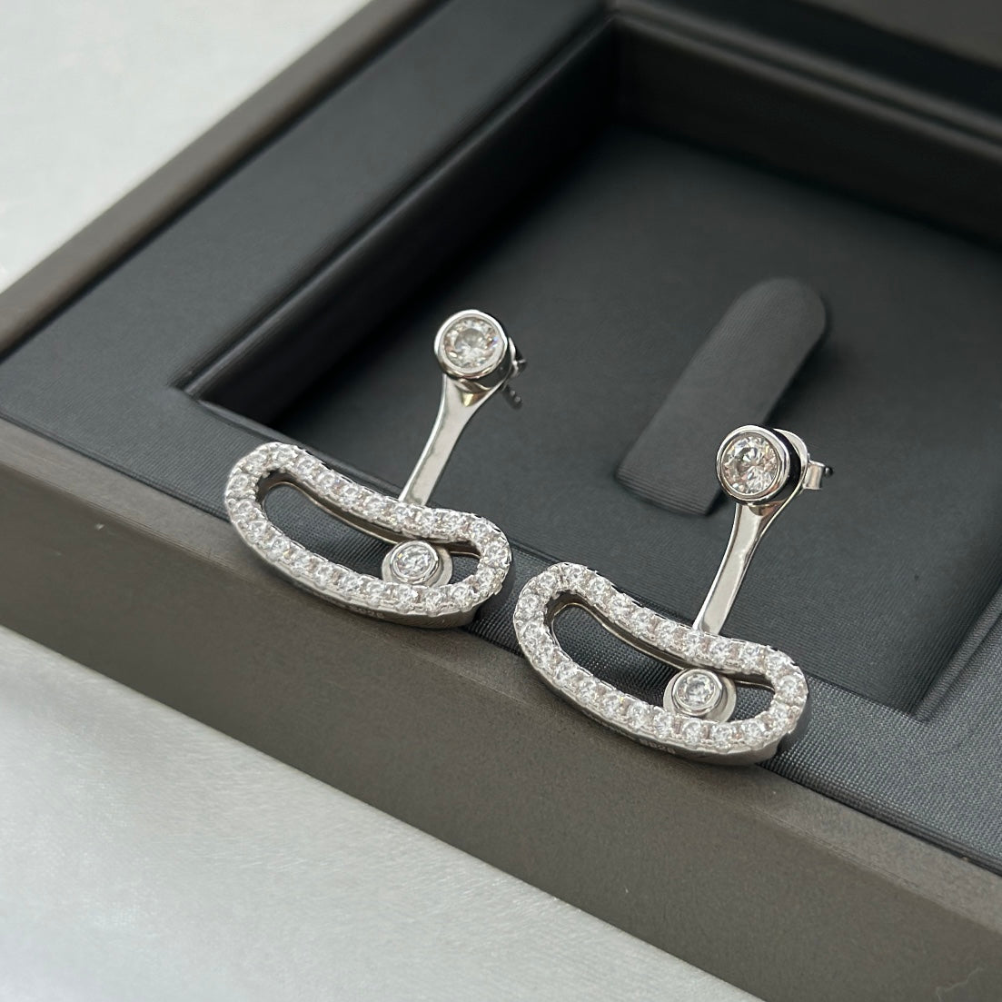 [MIRA] MOVE UNO SILVER DIAMOND EARRINGS