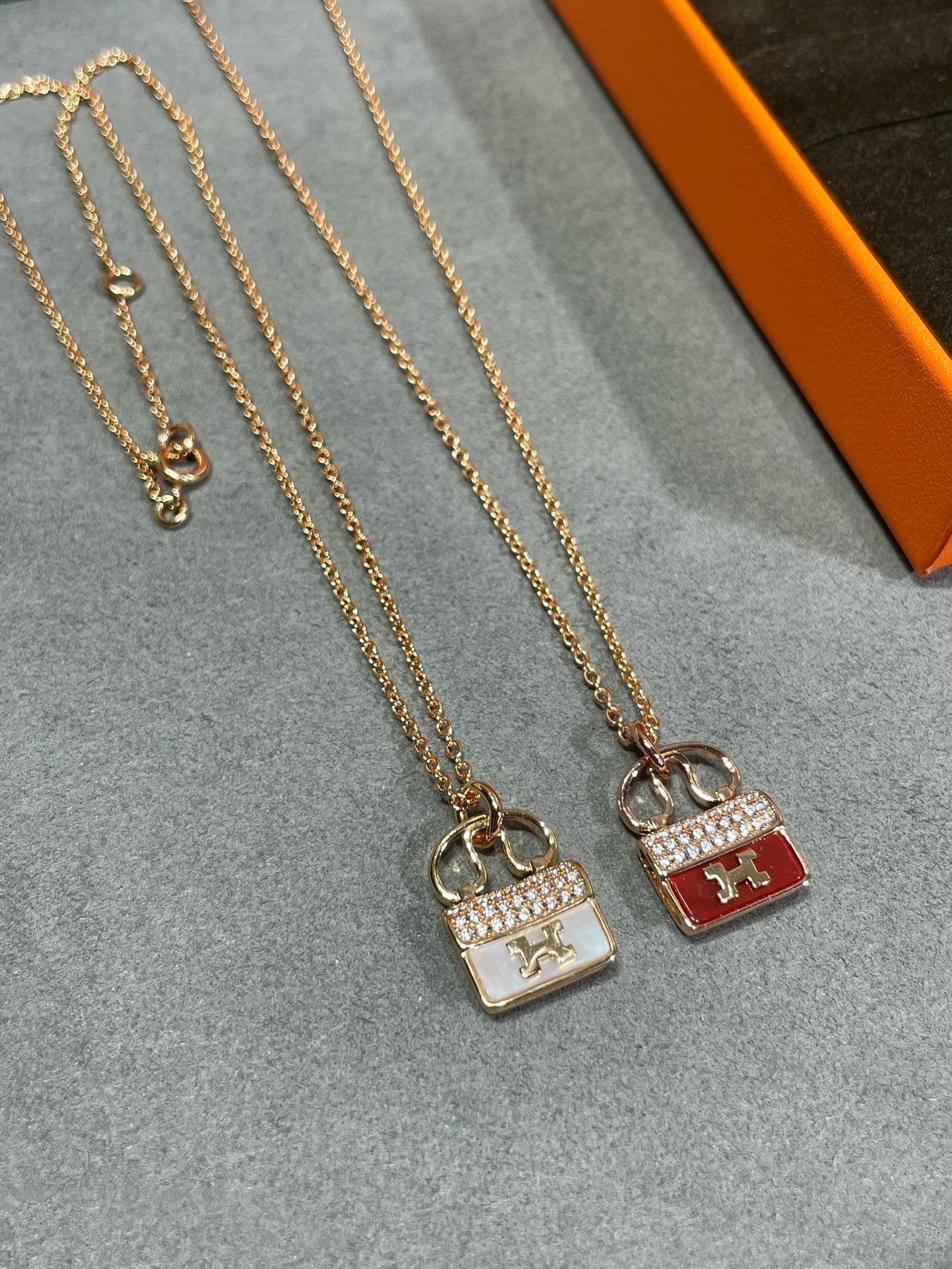 ??MIRA?¡¥H CIRCE MOISSANITE PENDANT NECKLACE GOLD