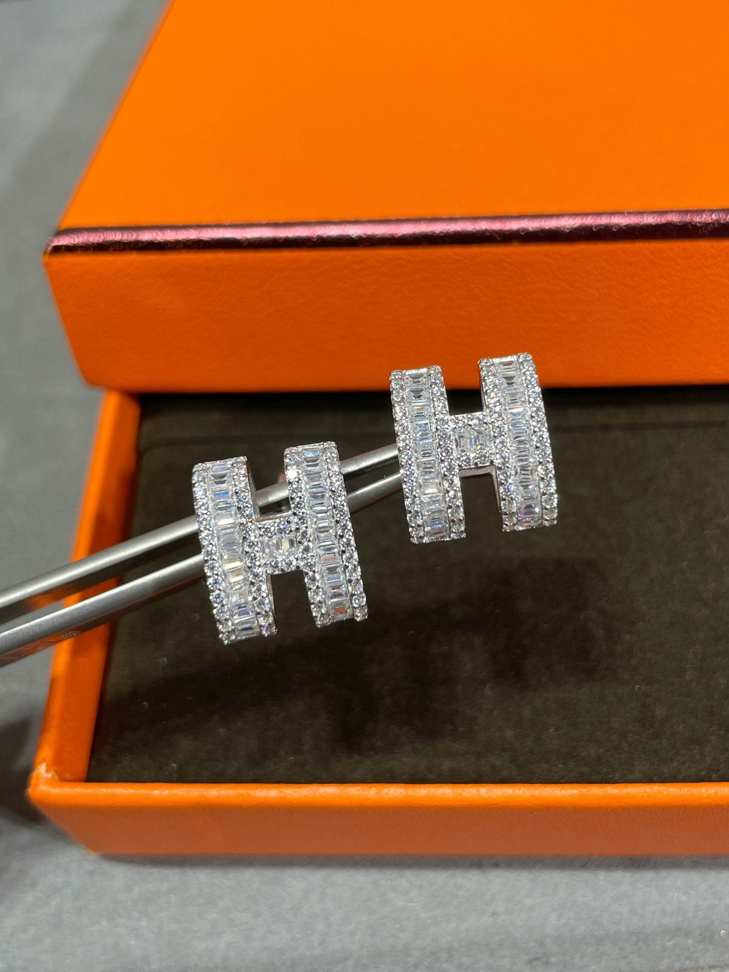 ??MIRA?¡¥H STUD EARRINGS WITH SILVER DIAMONDS