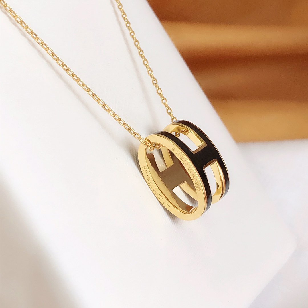 ??MIRA?¡¥HM CLIC BLACK ENAMEL GOLD NECKLACE