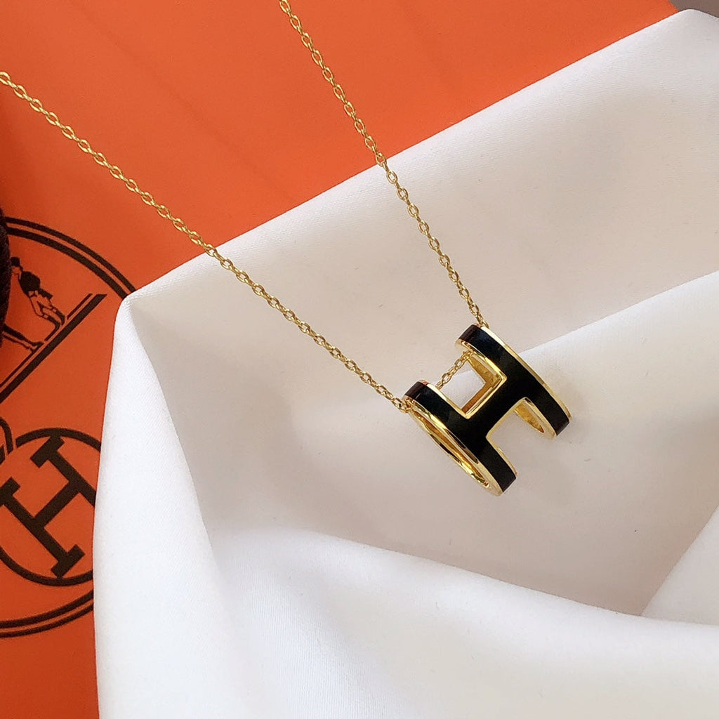 ??MIRA?¡¥HM CLIC BLACK ENAMEL GOLD NECKLACE