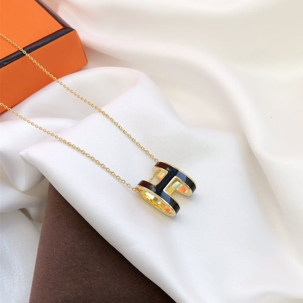 ??MIRA?¡¥HM CLIC BLACK ENAMEL GOLD NECKLACE