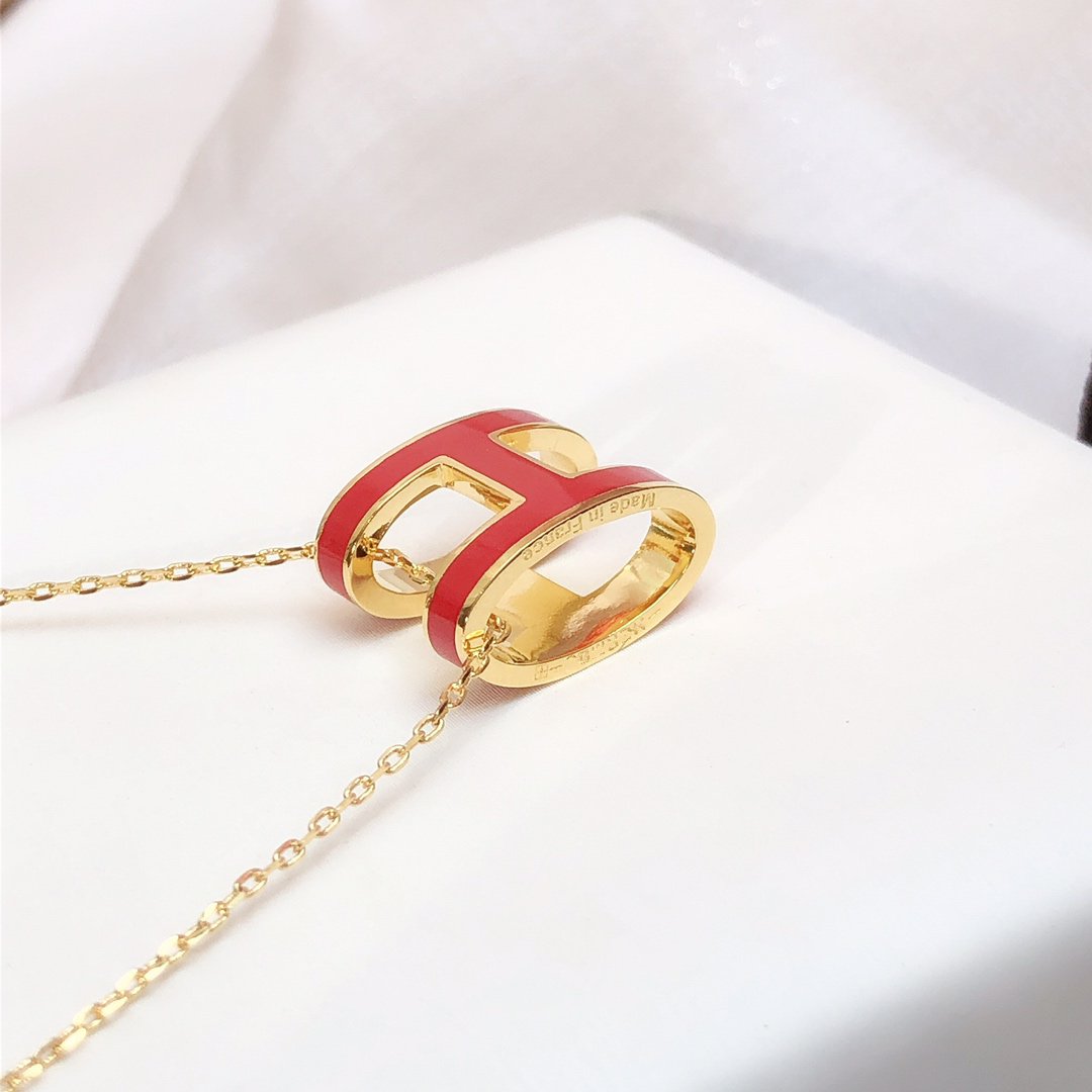 ??MIRA?¡¥HM CLIC RED ENAMEL GOLD NECKLACE