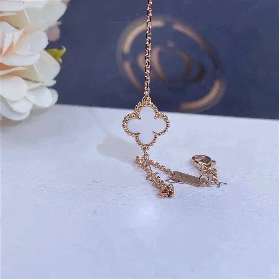 ??MIRA?¡¥CLOVER WHITE MOP SINGLE FLOWER BRACELET